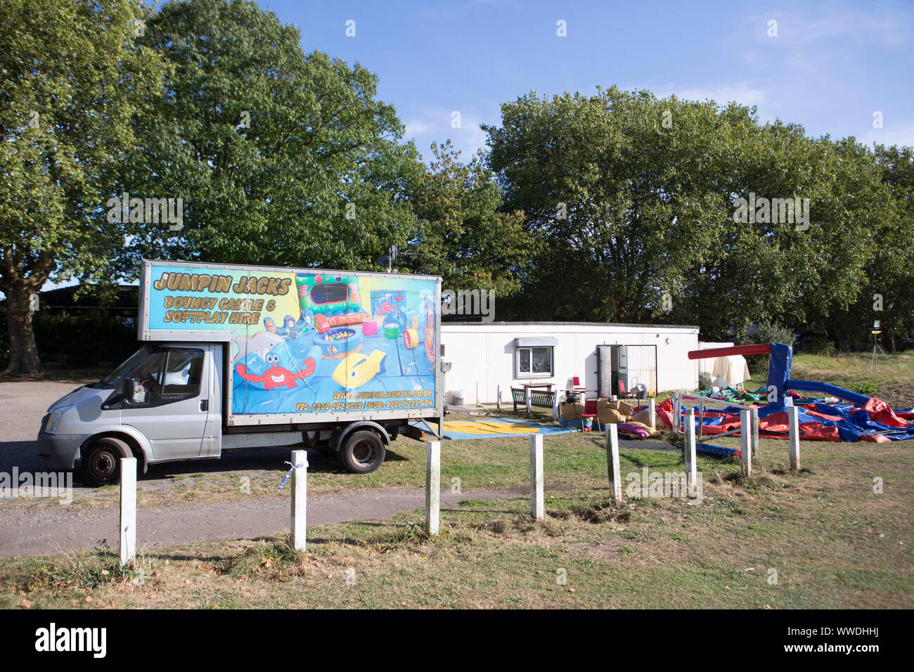 Il vecchio Edmontonians Football Club nel Parco del Cinquantenario, Edmonton, seguendo il fatale accoltellato di un 29-anno-vecchio uomo. Festa di compleanno gli ospiti per partecipare ad un party presso il vecchio Edmontonians FC clubhouse, sat sul malintenzionato sospetti fino a quando la polizia è arrivata dopo l attentato di Londra Nord, una testimonianza ha rivendicato. Foto Stock