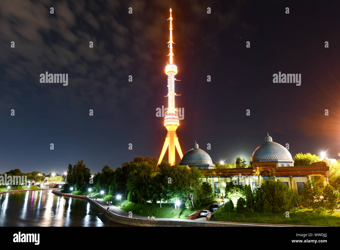 Tashkent torre televisiva visto dal parco presso il Memoriale per le vittime della repressione a Tashkent, Uzbekistan. Foto Stock