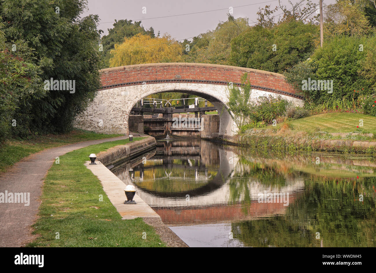 Ponte e bloccare sul Grand Union Canal in Inghilterra Foto Stock