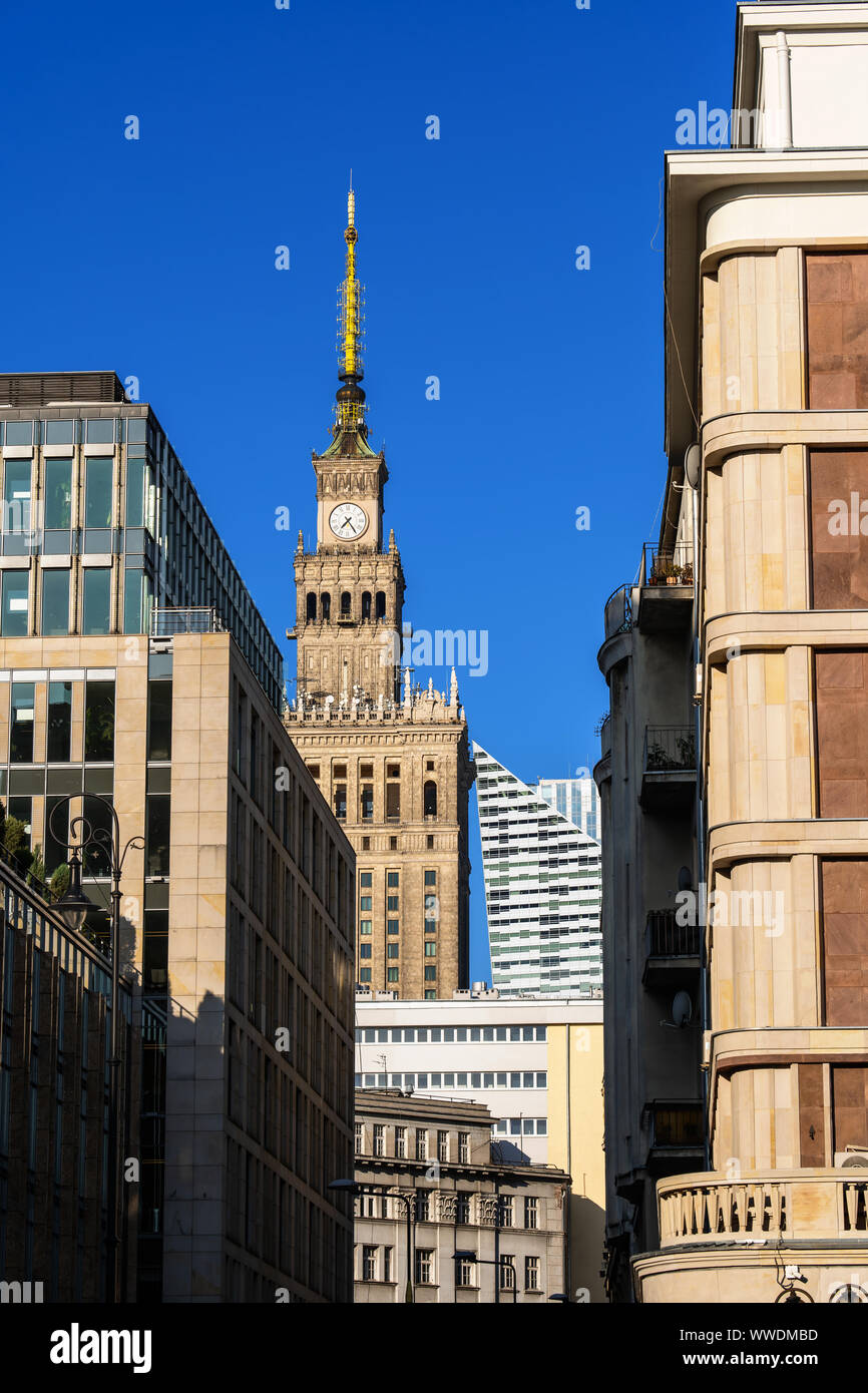 Il centro della città di Varsavia in Polonia, densa, compresso architettura del centro città con il palazzo della cultura e della scienza grattacielo. Foto Stock