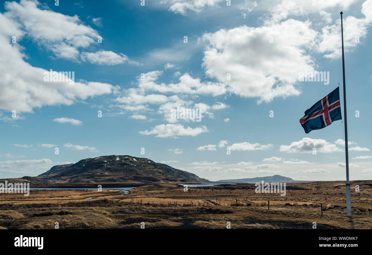 Bandiera dell'Islanda davanti una montagna Foto Stock