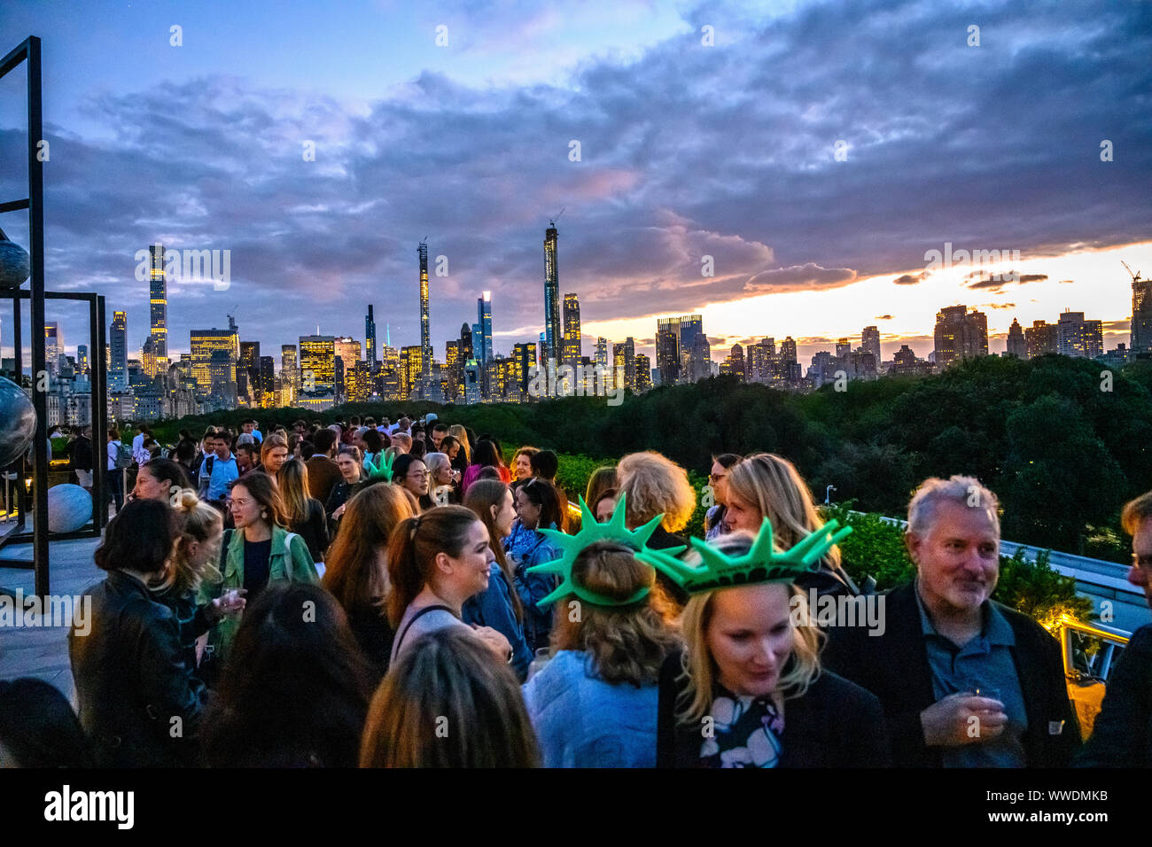 New York, Stati Uniti d'America, 13 settembre 2019. Persone in chat il giardino sul tetto del Metropolitan Museum of Art di New York City. Credito: Enrique Shore/Alamy S Foto Stock