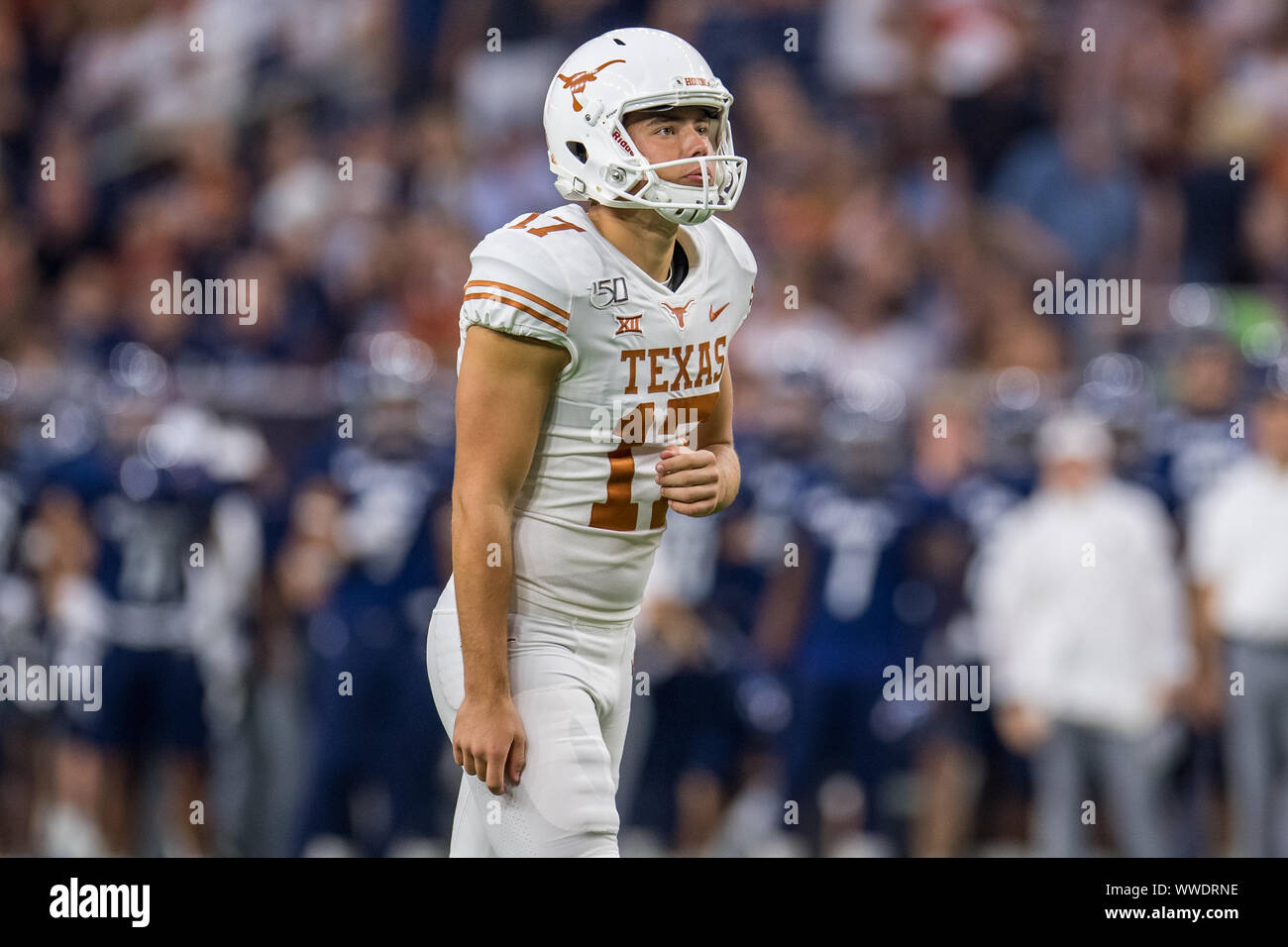 Houston, TX, Stati Uniti d'America. Xiv Sep, 2019. Texas Longhorns luogo kicker Cameron Dicker (17) si prepara a cacciare un punto extra durante il primo trimestre di un NCAA Football gioco tra il Texas Longhorns ed il riso di gufi a NRG Stadium di Houston, TX. Il Texas ha vinto il gioco 48 a 13.Trask Smith/CSM/Alamy Live News Foto Stock