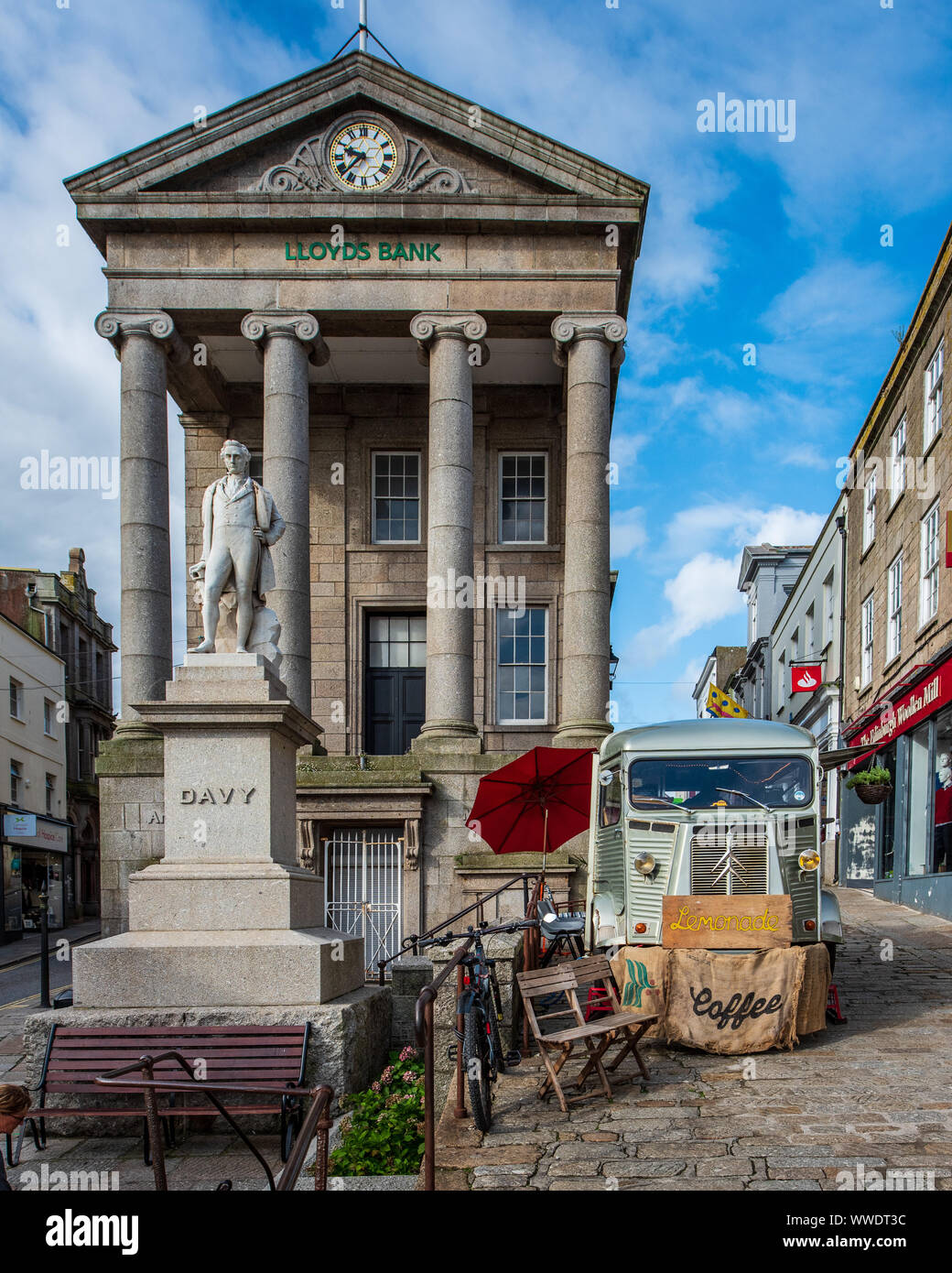 Sir Humphry Davy statua (1872) nella parte anteriore del Lloyds Bank Penzance, situato nella casa mercato, un grado che ho elencato la costruzione aperto nel 1838. Foto Stock