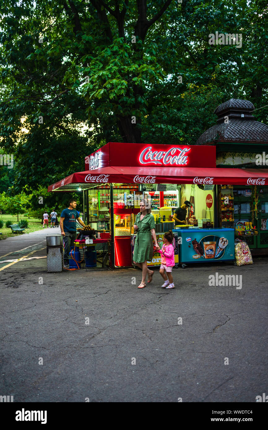 Persone che acquistano merci da un negozio in King Mihai I park (Parco Herastrau) a Bucarest, Romania, 2019. Foto Stock