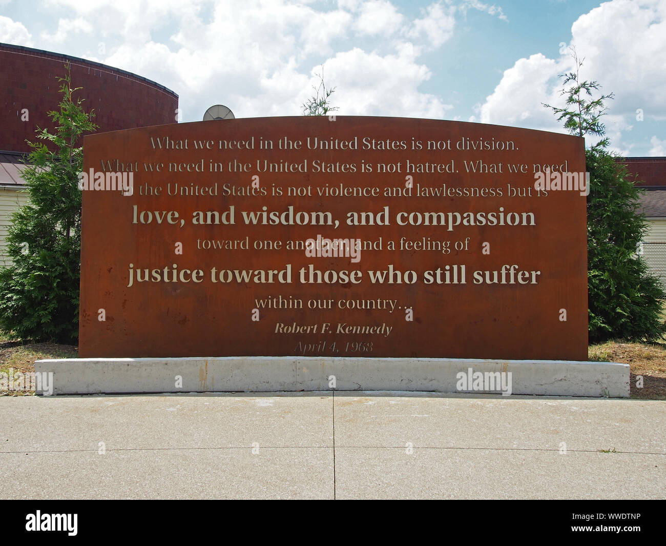 Iscrizione di estratto da Robert F. Kennedy Aprile 6, 1968 discorso seguente il dottor Martin Luther King Jr., l'assassinio, Indianapolis, Indiana, STATI UNITI D'AMERICA Foto Stock