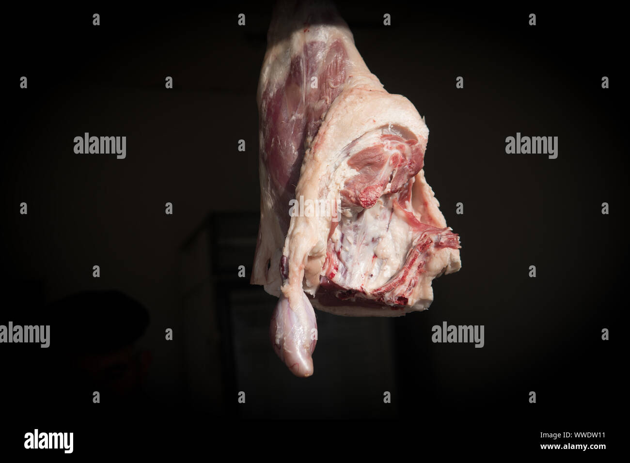 Anca di capra carne appesi ad un mercato asiatico o bazaar per la vendita. Foto Stock
