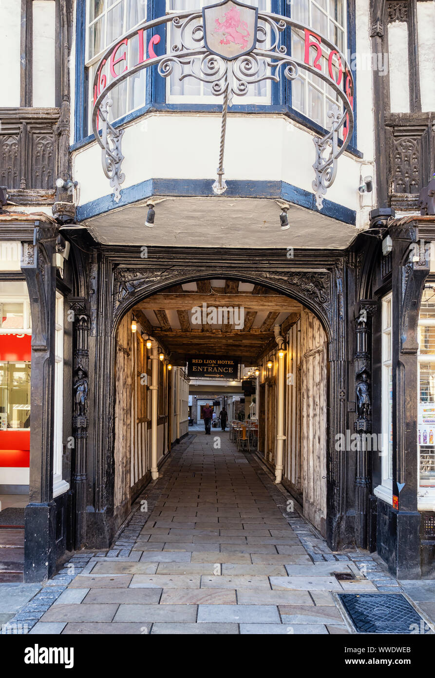 COLCHESTER, ESSEX - 11 AGOSTO 2018: The Red Lion Hotel, una locanda di 15th secolo Foto Stock