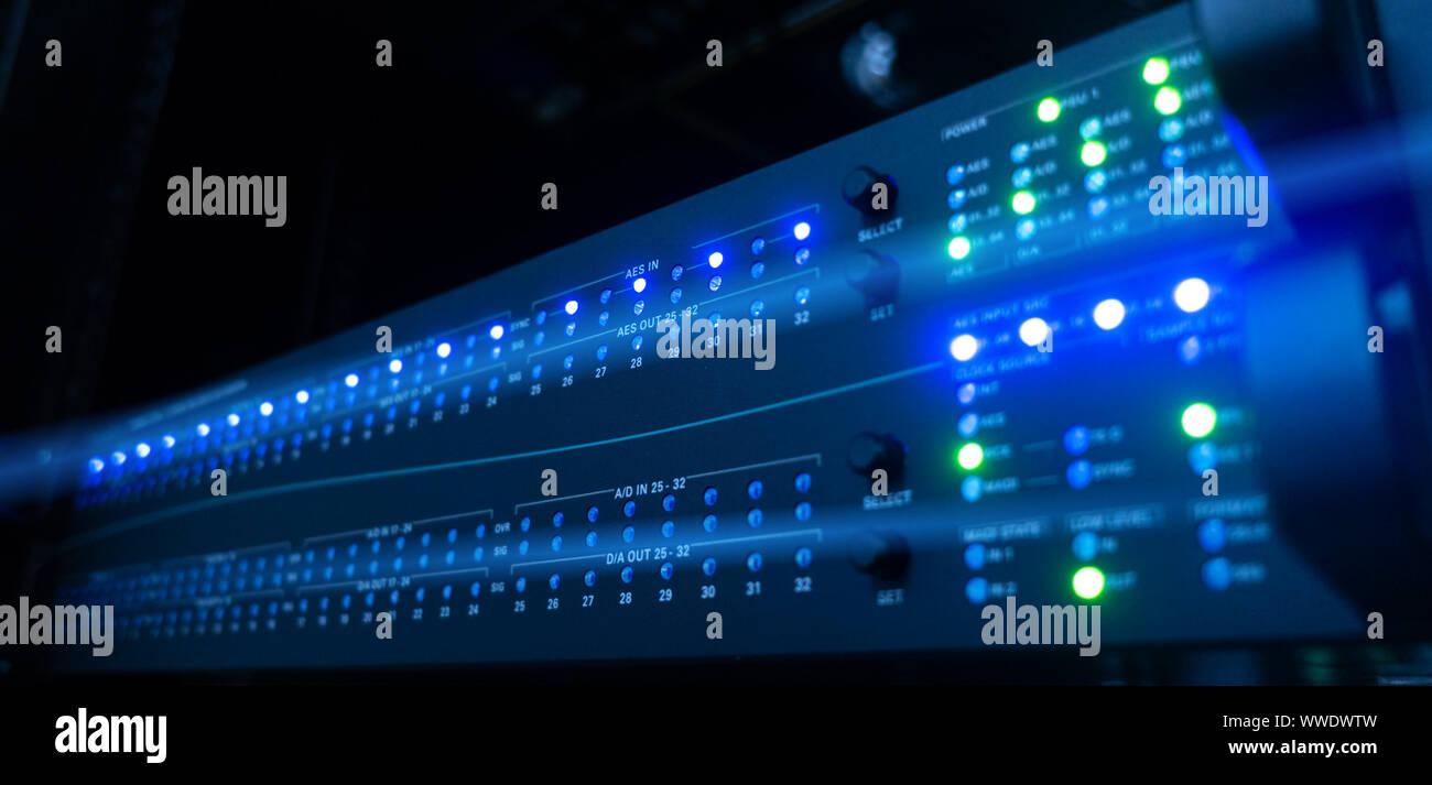 Blue rack di server. Concetto di tecnologia dati di supercomputer. Foto Stock