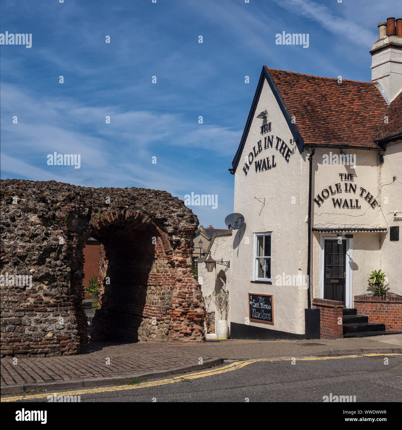 COLCHESTER, ESSEX - 11 AGOSTO 2018: The Hole in the Wall Pub situato accanto al muro romano della città (il nome della città romana era Camulodunum) Foto Stock