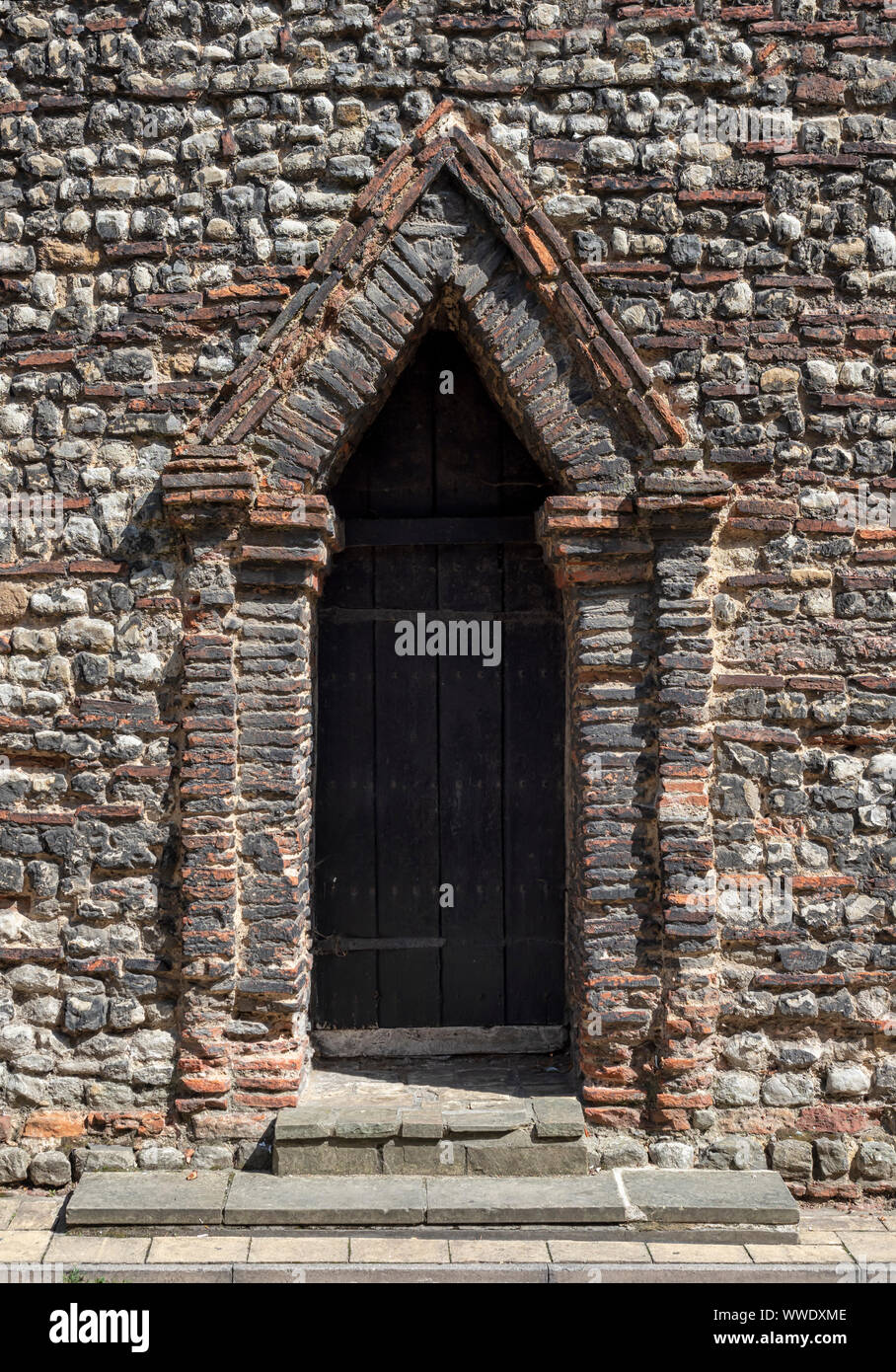 COLCHESTER, ESSEX - 11 AGOSTO 2018: L'arco a freccia nella chiesa sassone della Santa Trinità. Foto Stock