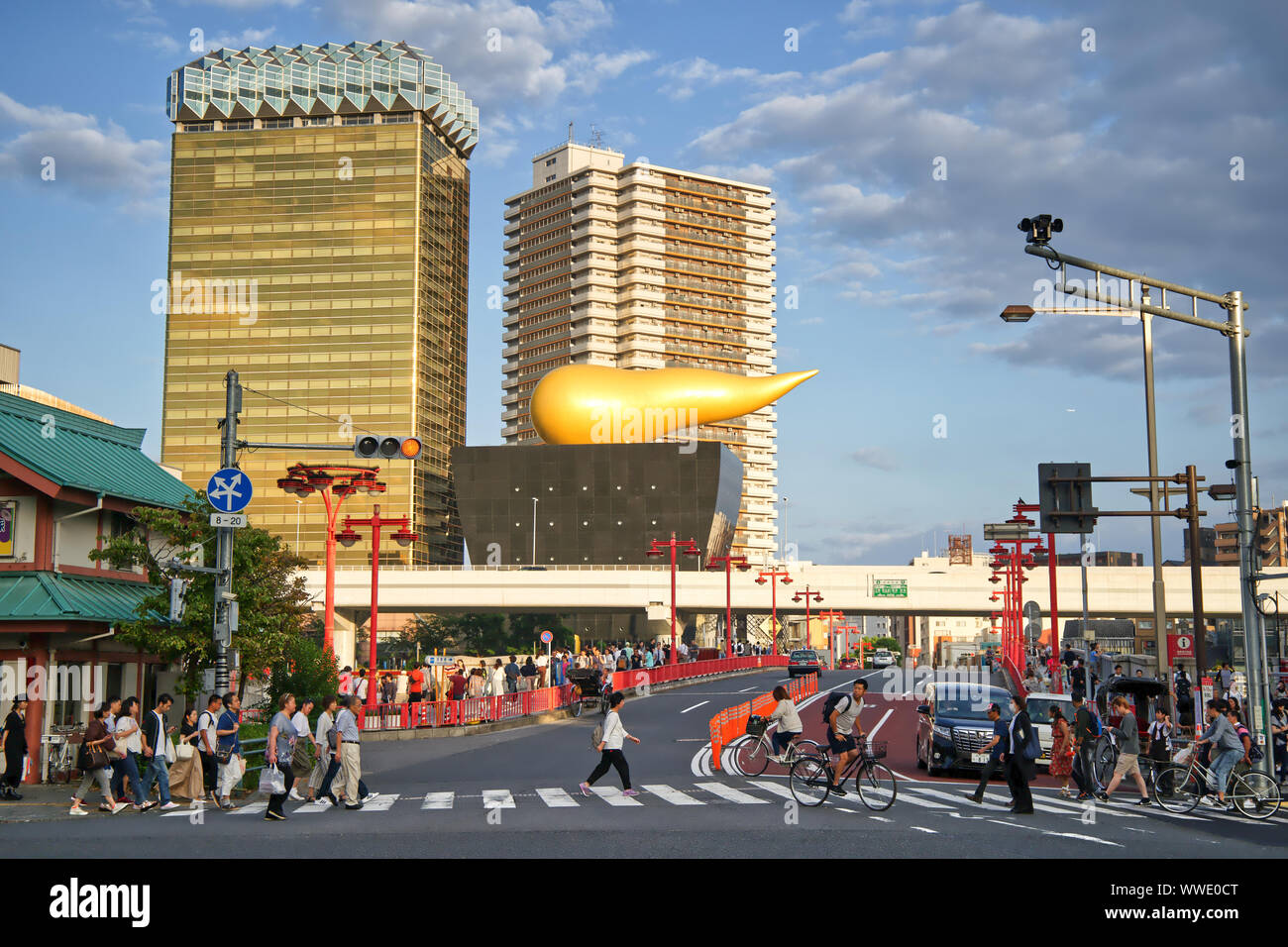 Skyline con la Tokyo Sky Tree e la birra Asahi torre presso la riva orientale del fiume Sumida in Sumida, Tokyo Foto Stock