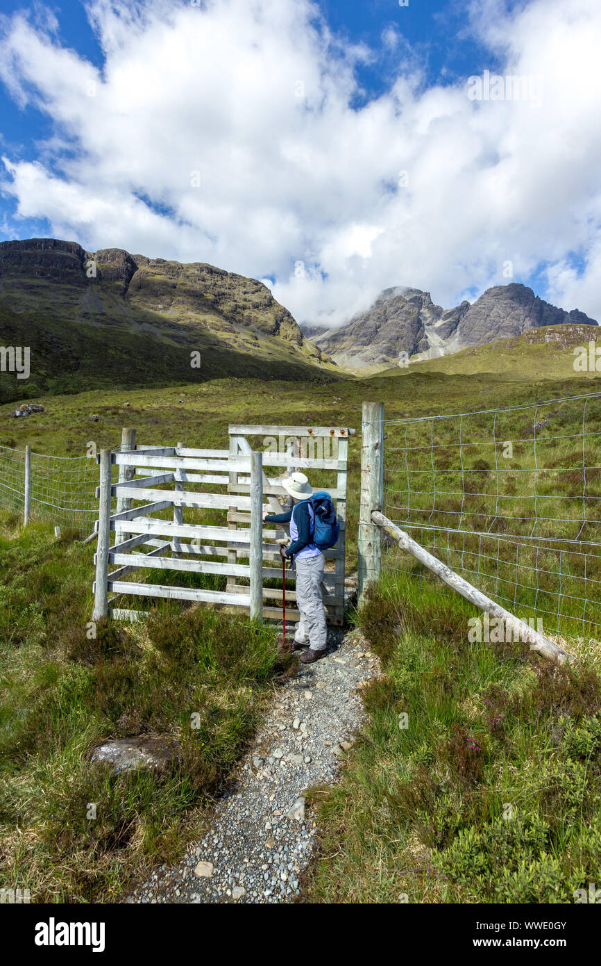 Hillwalker da baciare gate nel recinto di cervi nel percorso di Blaven nel nero montagne Cuillin sull'Isola di Skye in Scozia, Regno Unito Foto Stock
