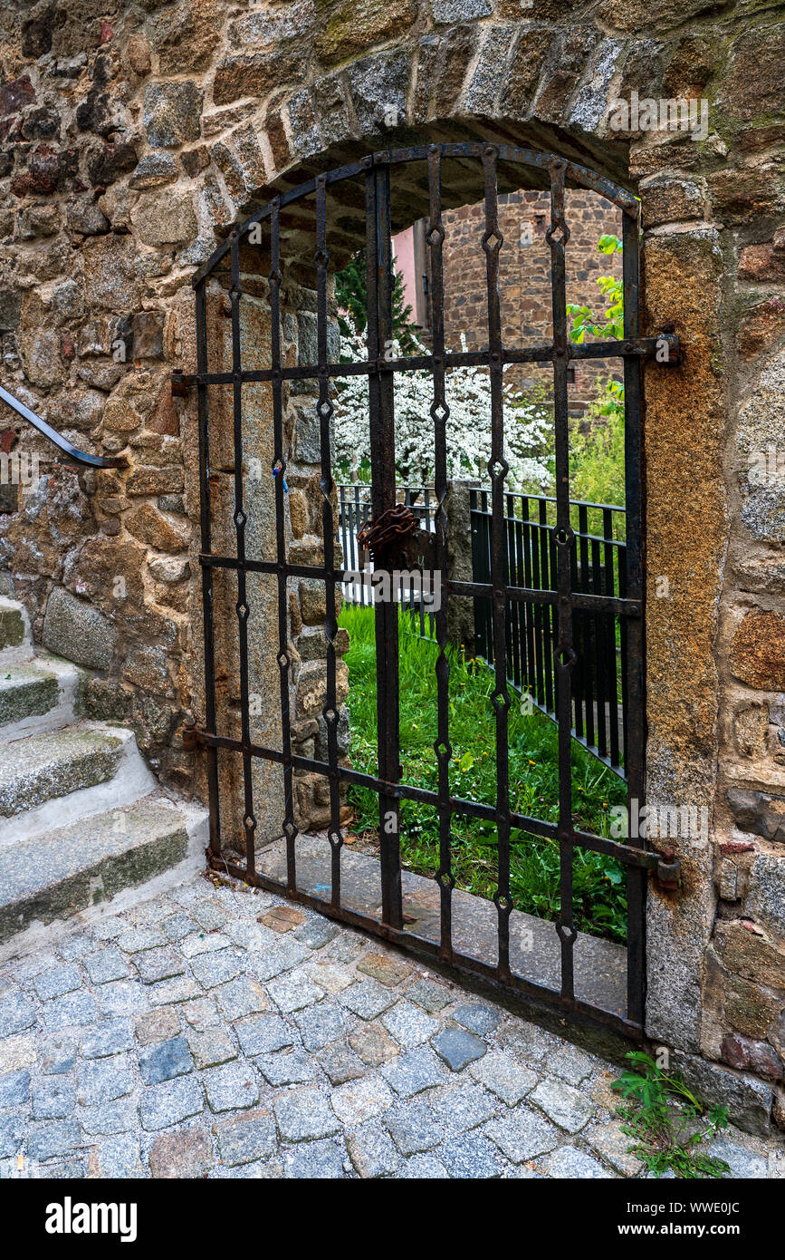 Vecchia porta di metallo e scale per il parco Foto Stock