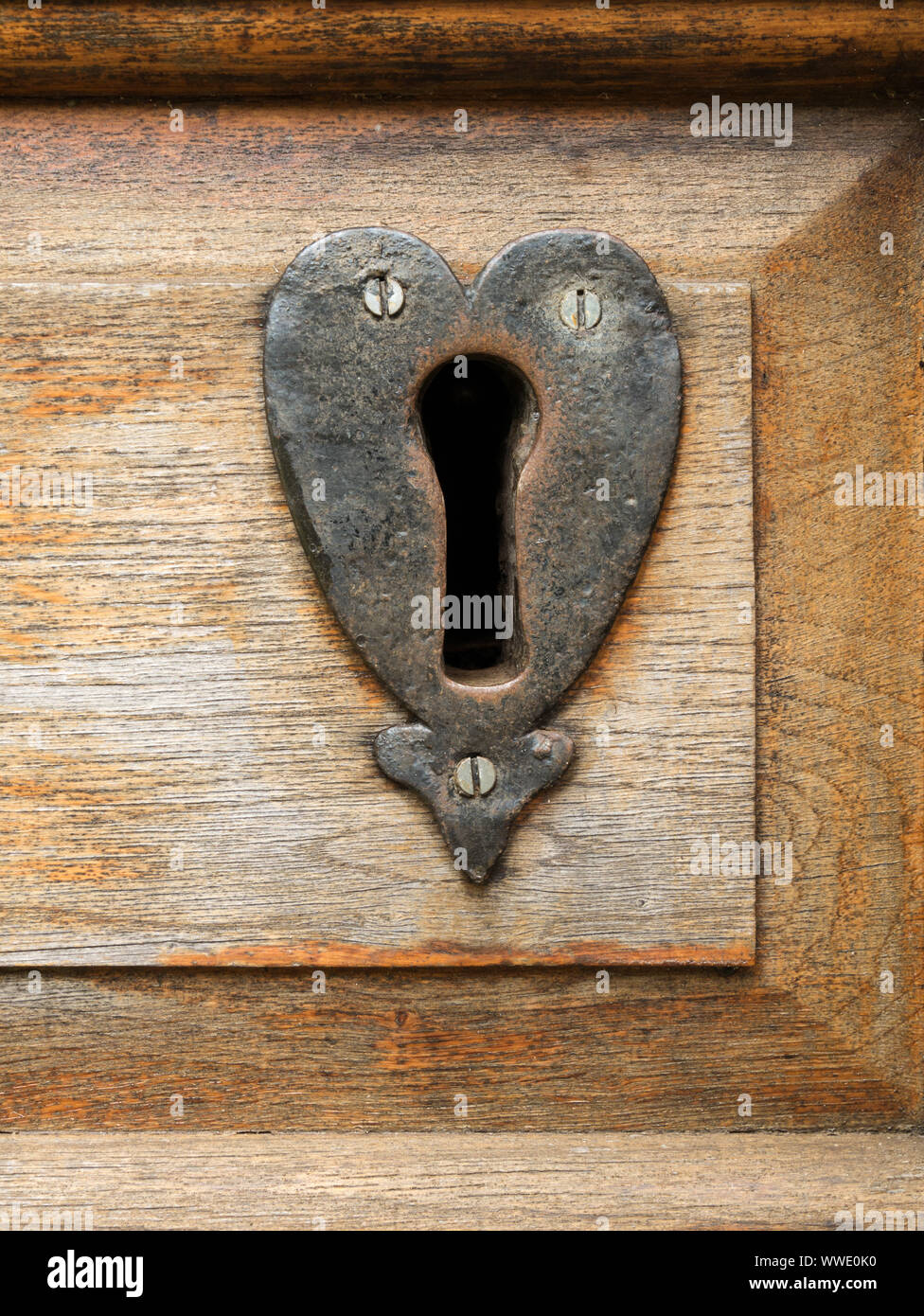 Cuore antico di metallo a forma di toppa di chiave borchia nella porta di legno, Easton sulla collina Chiesa, Northamptonshire, England, Regno Unito Foto Stock