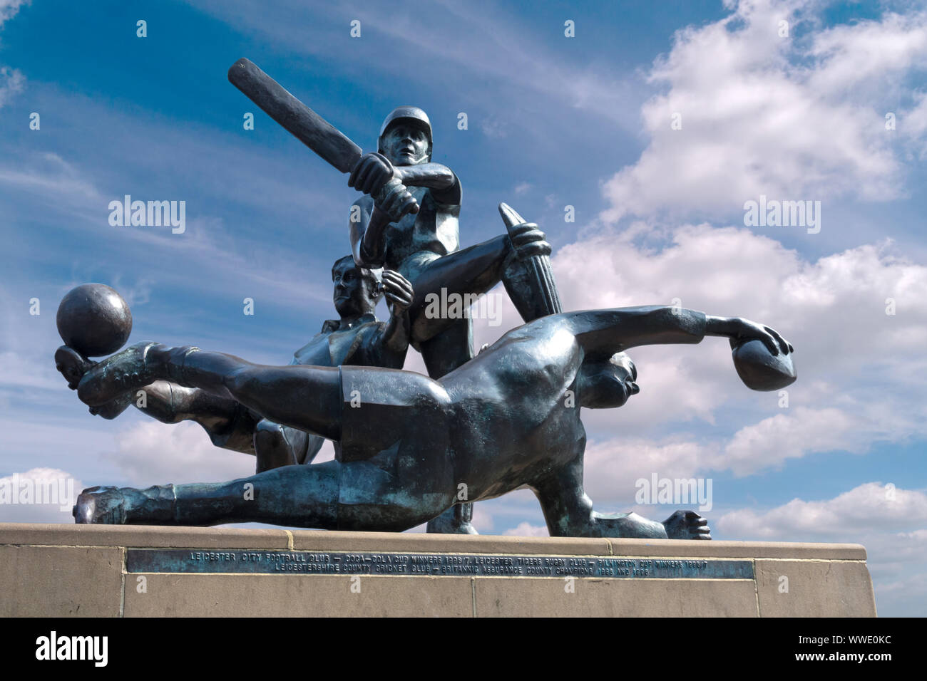 Centro città successi sportivi di una scultura in bronzo di Martin Williams che celebra le vittorie di Leicester di rugby, cricket e squadre di calcio nel 1996/1997. Foto Stock