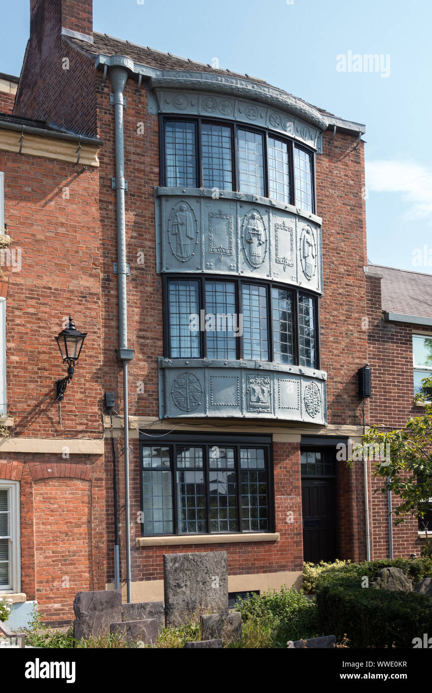 Vecchia casa con ornati leadwork decorativo e prua con piombo / finestre sulla baia, 3 St Martins Est, Leicester Cattedrale giardini, Leicester, England, Regno Unito Foto Stock