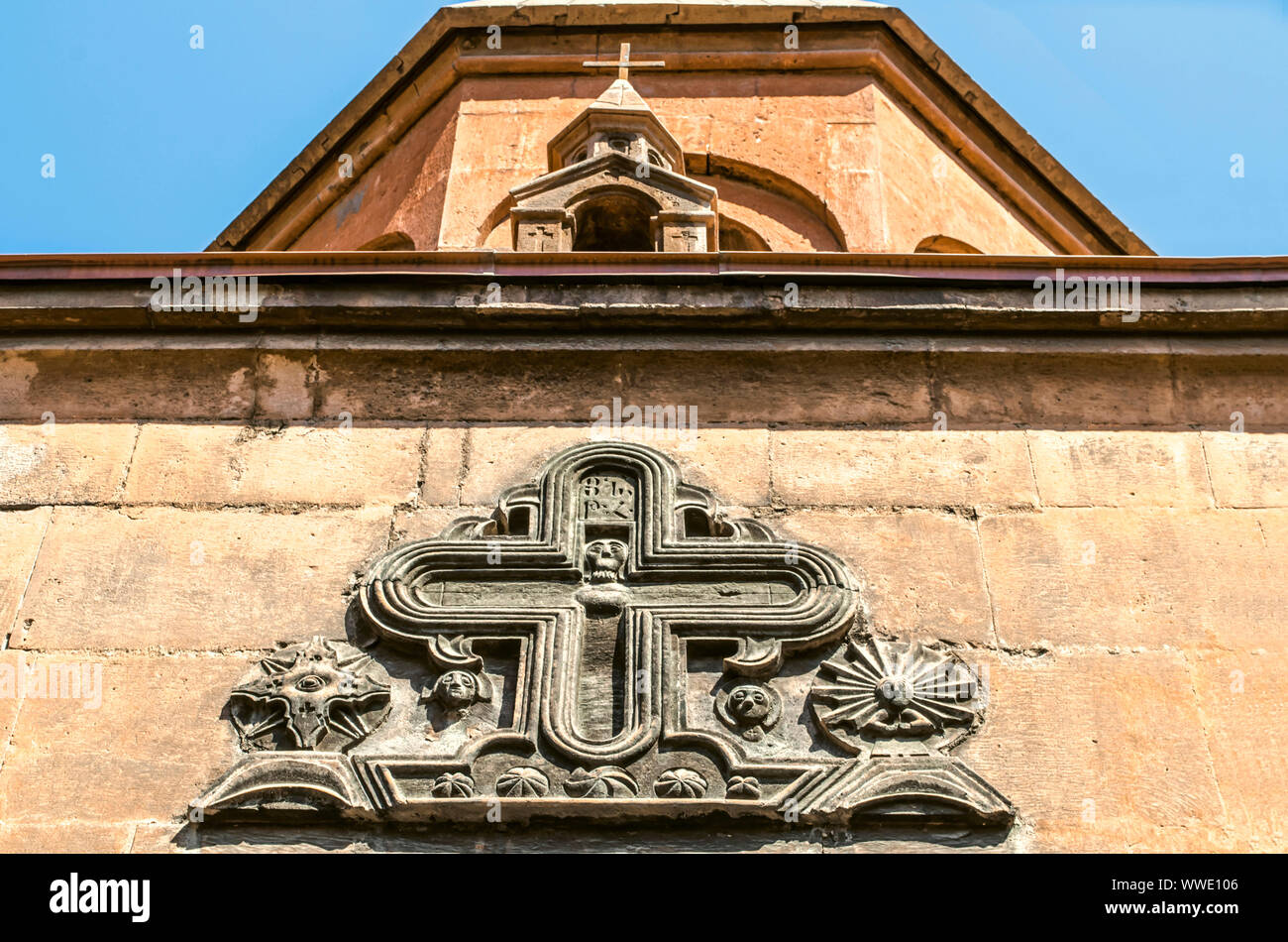 Scolpita sulla facciata della croce figurato con i volti dei santi sopra l'ingresso alla Chiesa "Zoravor' della Chiesa della Santa Vergine con un m Foto Stock