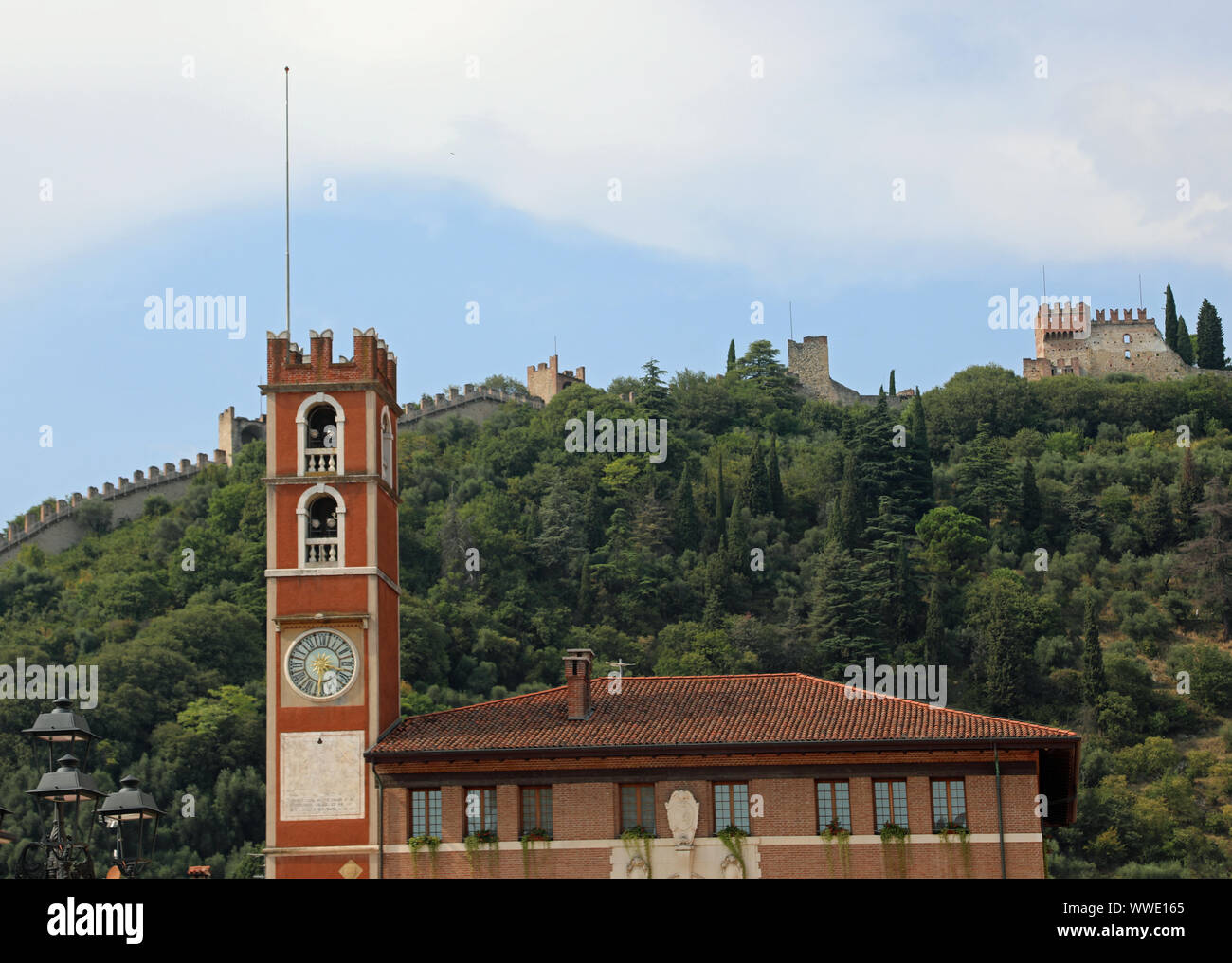 Marostica, VI, Italia - 1 Settembre 2019: Antico edificio nella piazza principale della città e il castello che si erge sulla collina Foto Stock