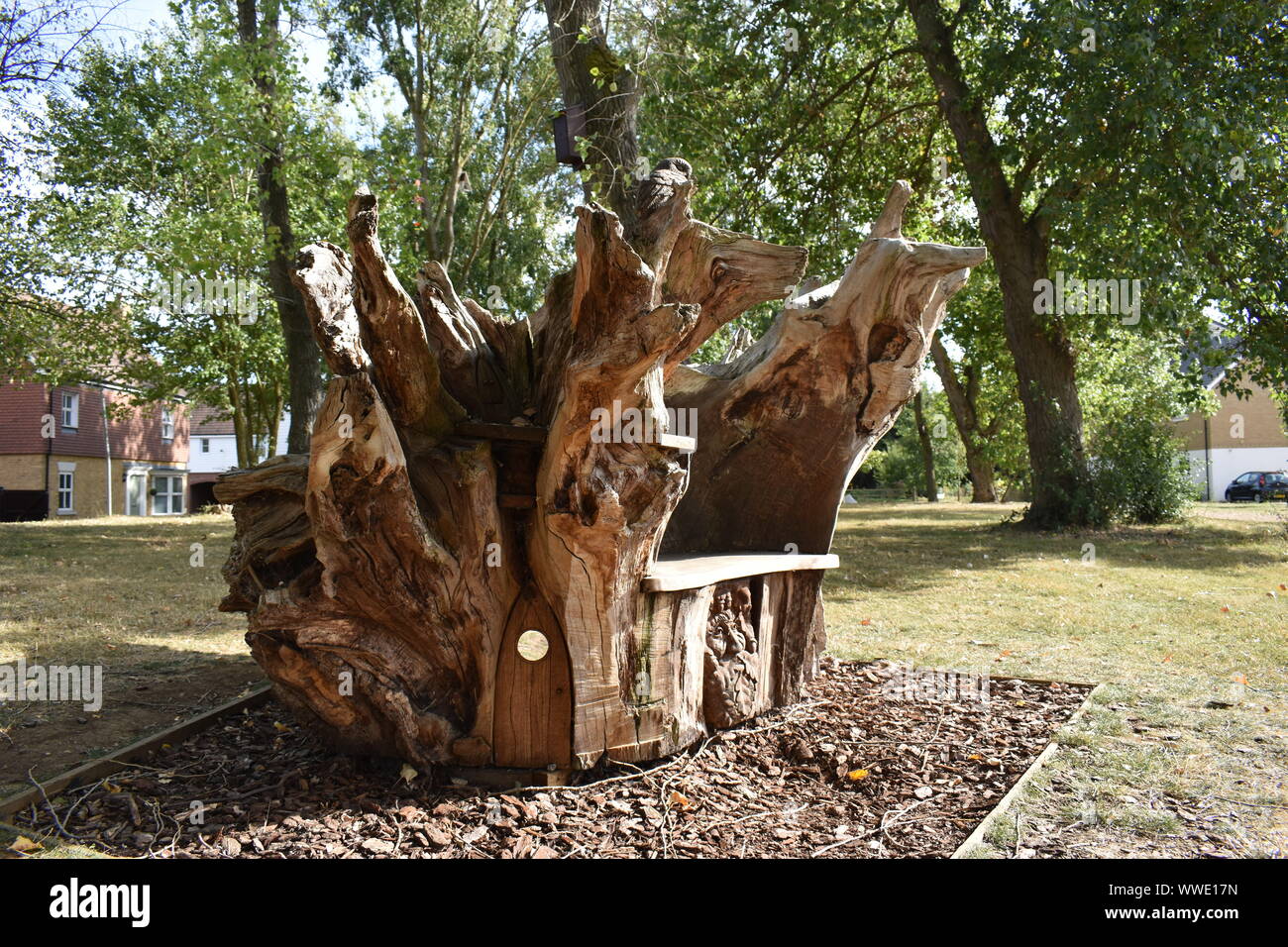 In quercia intagliata Root da Rob Griffiths. Parte dell'arte ROCLA Trail nel Parco Redhouse in Milton Keynes. Foto Stock