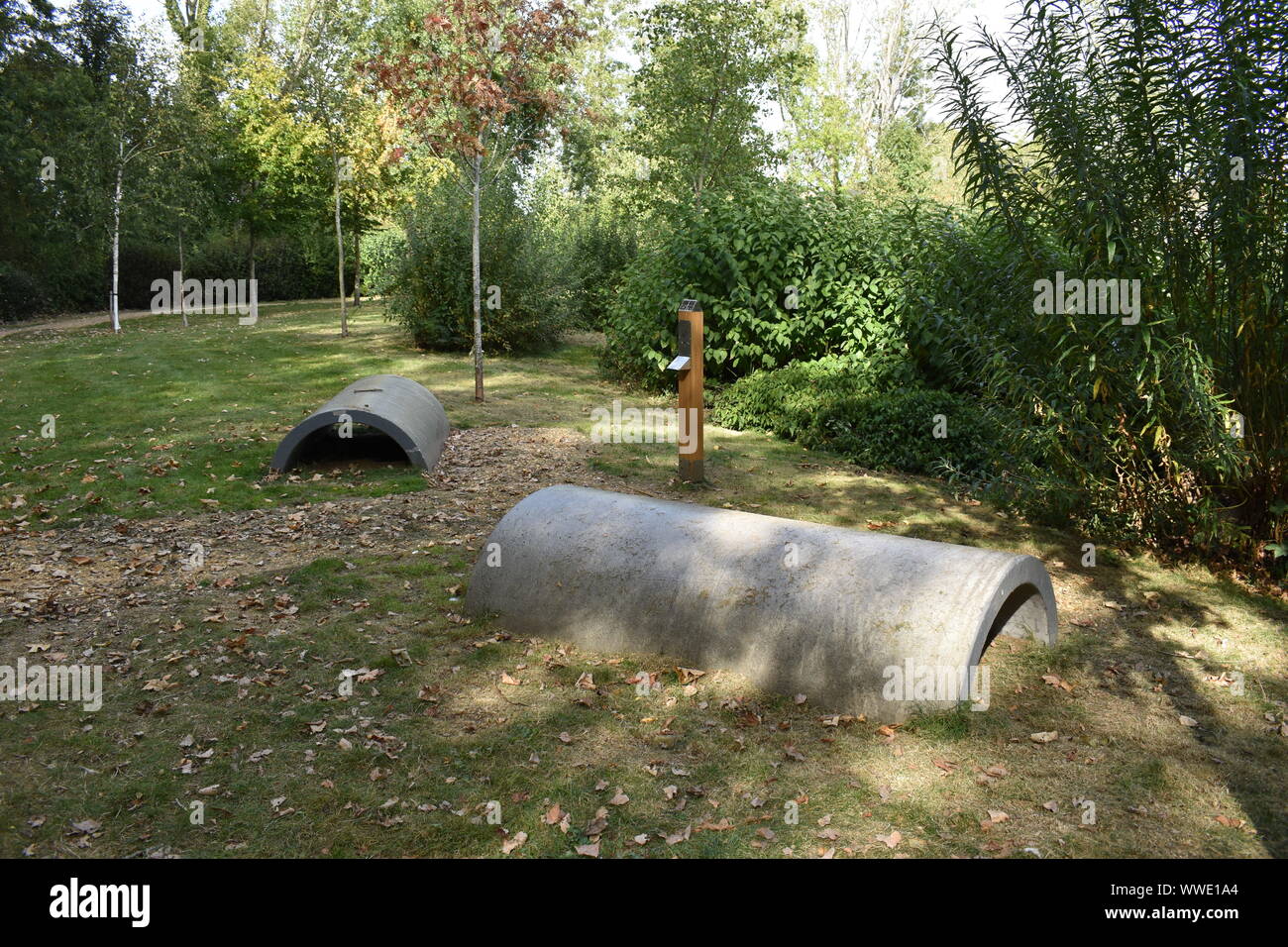Banco di tubo da Daniel Chehade. Parte dell'arte ROCLA Trail nel Parco Redhouse in Milton Keynes. Foto Stock