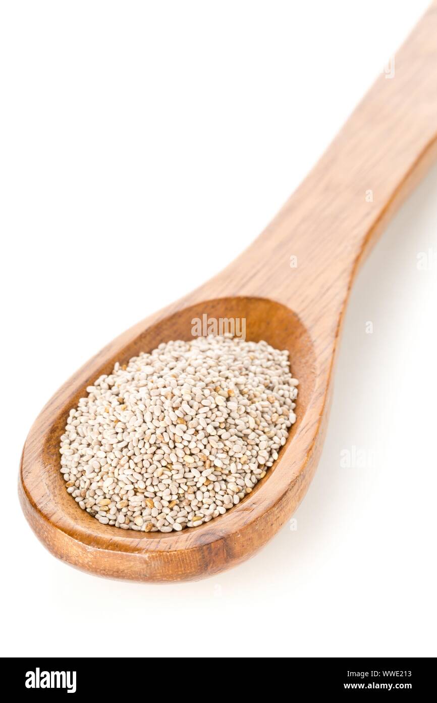 Tutto, organico bianco semi di chia mucchio in marrone cucchiaio di legno su sfondo bianco Foto Stock