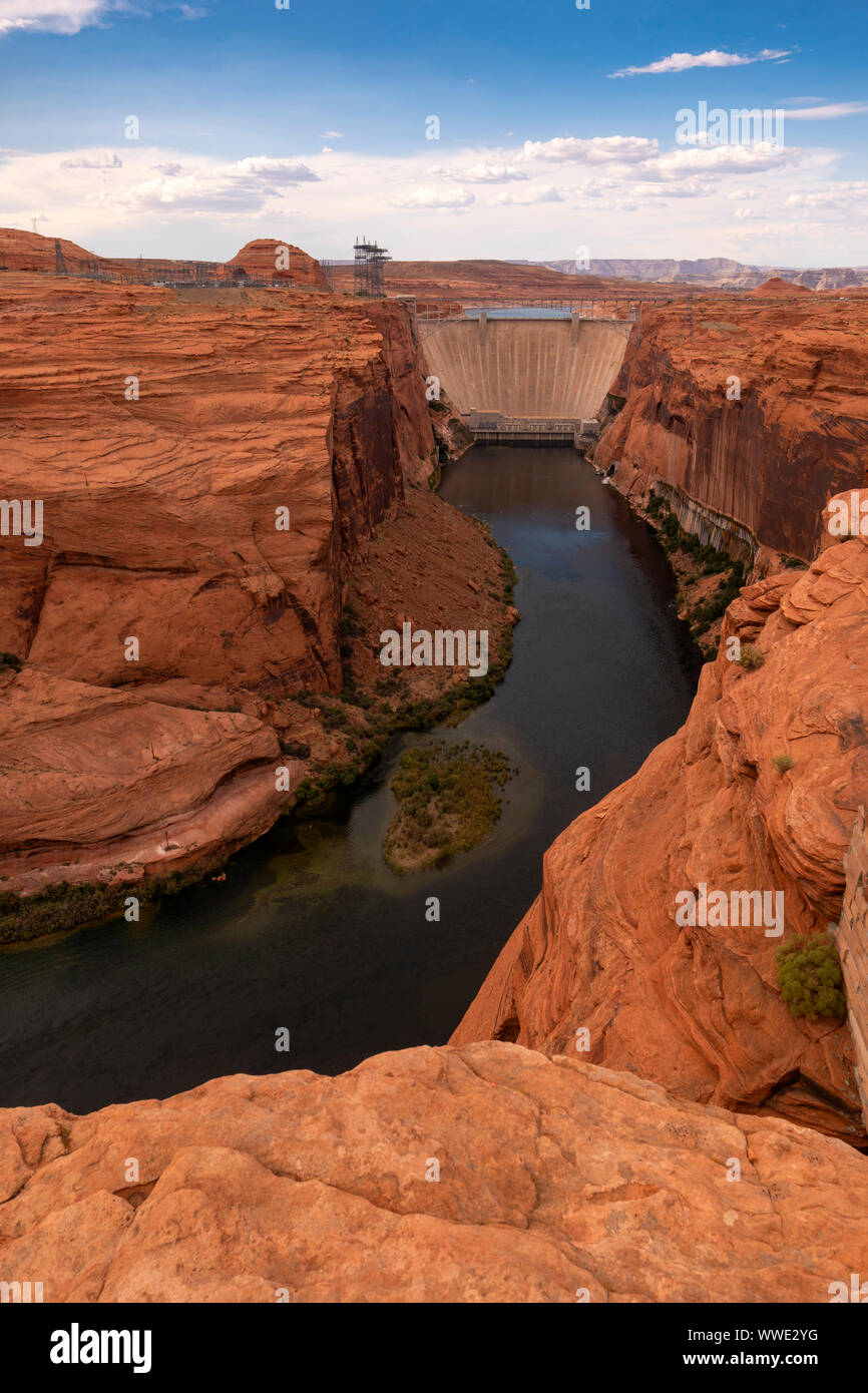 Il cielo blu sopra la diga facendo passare acqua fornendo energia sul fiume Colorado vicino page Arizona Foto Stock