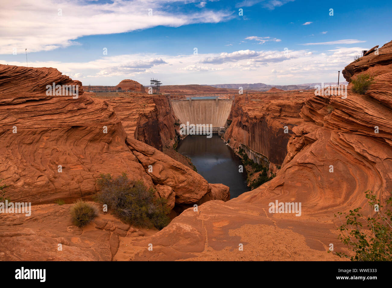 Il cielo blu sopra la diga facendo passare acqua fornendo energia sul fiume Colorado vicino page Arizona Foto Stock
