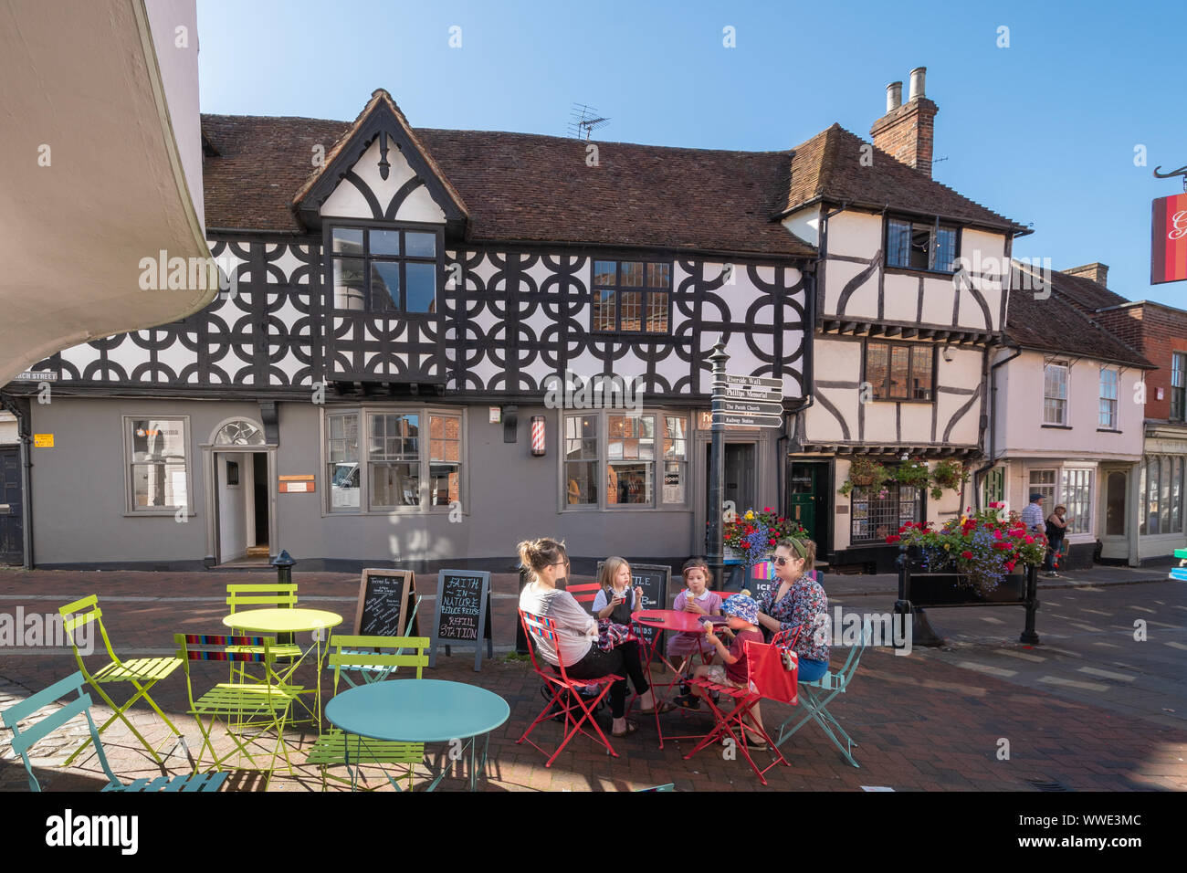Il pittoresco centro storico di Godalming, Surrey, Regno Unito, con visitatori godendo di gelati seduti ad un tavolo esterno Foto Stock