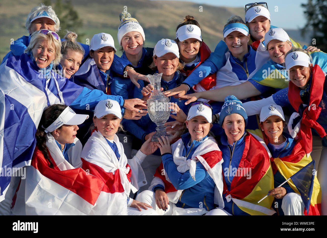 Team Europe festeggia con il trofeo dopo la vittoria del 2019 Solheim Cup a Gleneagles Golf Club, Auchterarder. Foto Stock