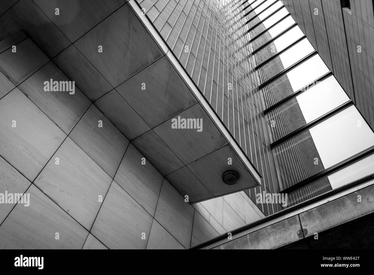 Bianco e nero close up di architettura moderna nel centro di Maastricht con riflessioni in Windows Foto Stock
