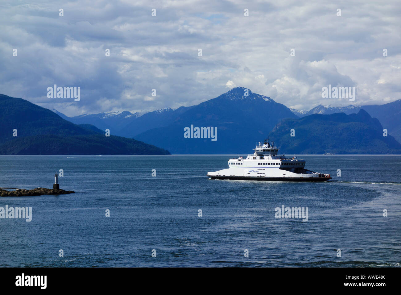 BC Ferries nave "Regina di Capilano' lasciando baia a ferro di cavallo sul percorso di Bowen Island. West Vancouver, BC, Canada. Foto Stock