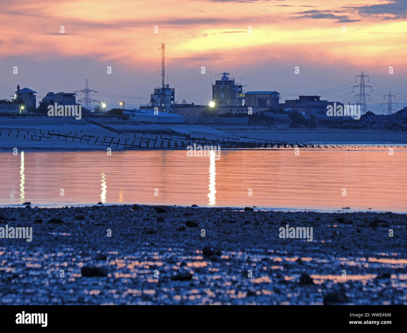 Sheerness, Kent, Regno Unito. 15 Settembre, 2019. Regno Unito Meteo: colori pastello al tramonto in Sheerness, Kent alla fine di un incredibilmente caldo a metà settembre giornata. Credito: James Bell/Alamy Live News Foto Stock