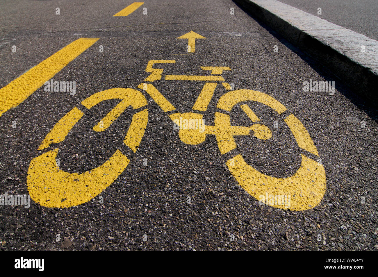 Basso angolo di visione di un percorso ciclabile simbolo disegnato su una strada a Lugano, Svizzera Foto Stock