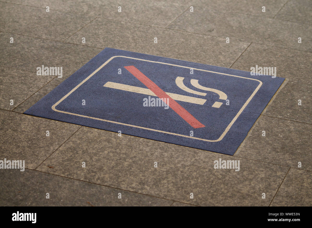 Non fumare simbolo disegnato sulla massa di pietra della SBB/CFF/FFS stazione ferroviaria di Lugano, Svizzera Foto Stock