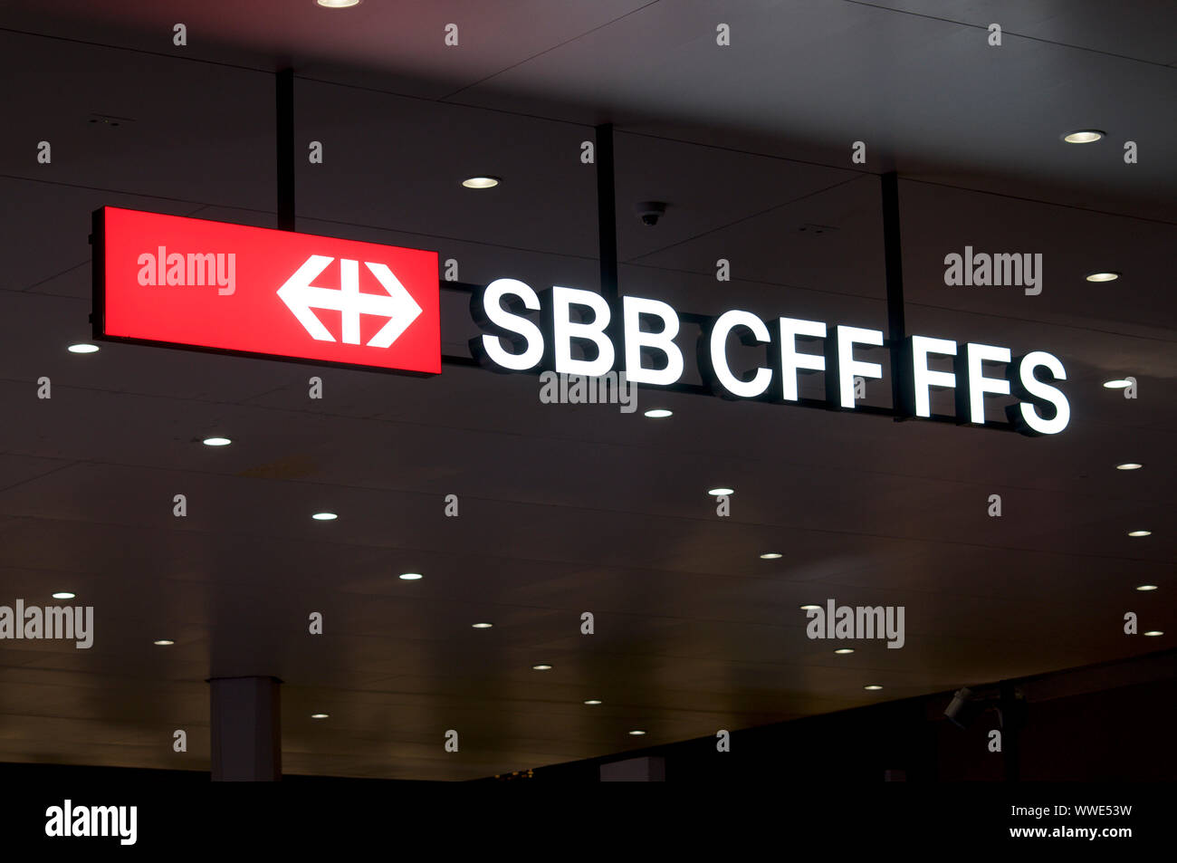 Lugano, Ticino, Svizzera - 17 Agosto 2019 : vista sul FFS / / CFF FFS (Ferrovie Federali Svizzere) società di digital signage che pende dal soffitto del Foto Stock