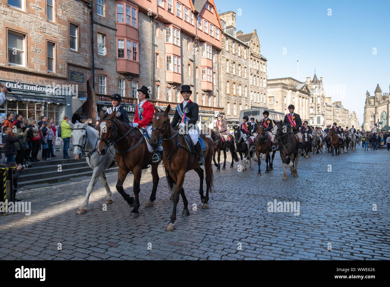 Edimburgo, Scozia, Regno Unito. 15 Settembre, 2019. La Edinburgh a cavallo delle Marche è stata costituita nel 2008 ed è un annuale rievocazione per commemorare il Randolph Murray's ritorno con l'antica coperta blu e la tragica notizia della sconfitta dell'esercito scozzese nella battaglia di Flodden nel 1513. La manifestazione include 300 cavalli e cavalieri in viaggio fino al Royal Mile a partire al Mercat Cross. Credito: Berretto Alamy/Live News Foto Stock