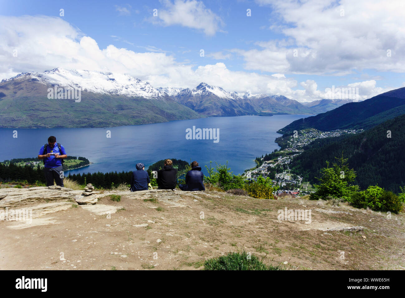 Per coloro che godono della vista sul lago Wakatipu dalla Collina di Queenstown. Queenstown, Otago, Nuova Zelanda. Foto Stock
