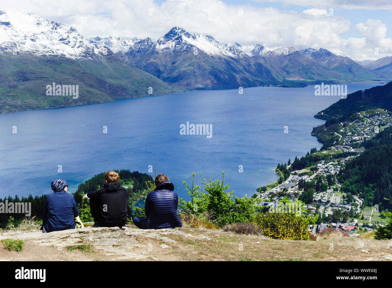 Per coloro che godono della vista sul lago Wakatipu dalla Collina di Queenstown. Queenstown, Otago, Nuova Zelanda. Foto Stock