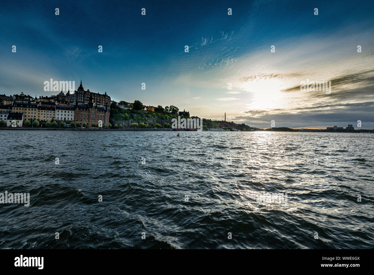 Stoccolma, Svezia. Settembre 2019. Una vista panoramica al tramonto della città dal mare Foto Stock