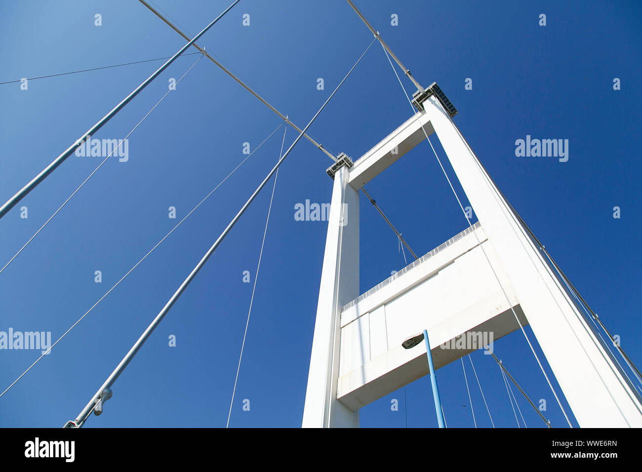 Una delle torri in acciaio che sostengono i due cavi principali e il ponte del ponte Severn che si estende sul fiume Severn. Le torri sono di 136 metri. Foto Stock