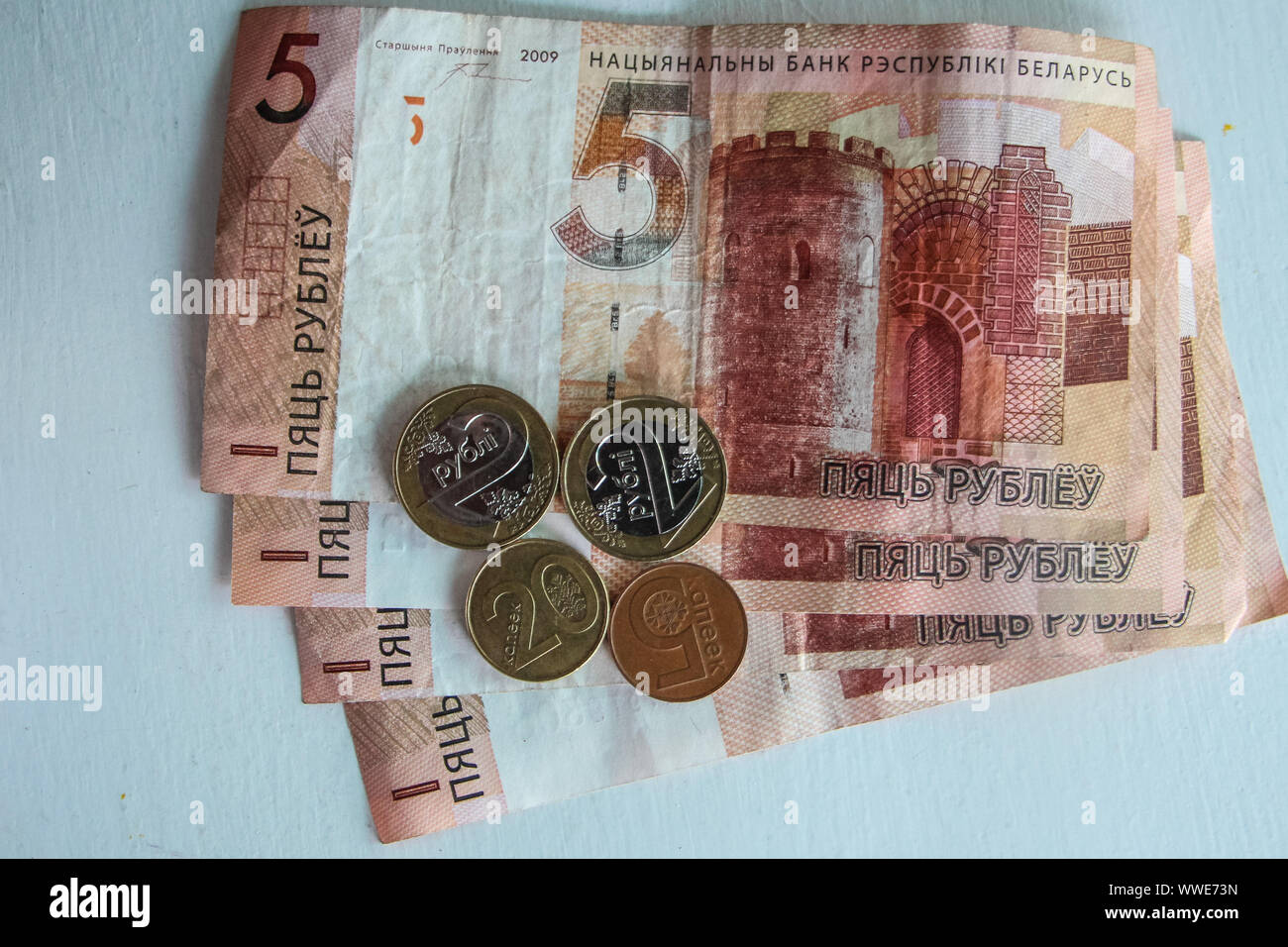 Il rublo bielorusso o rublo (BYN), la moneta ufficiale della Bielorussia le banconote e le monete in euro sono visti a Grodno, in Bielorussia il 1 settembre 2019 © Michal Fludra / Alamy Live News Foto Stock