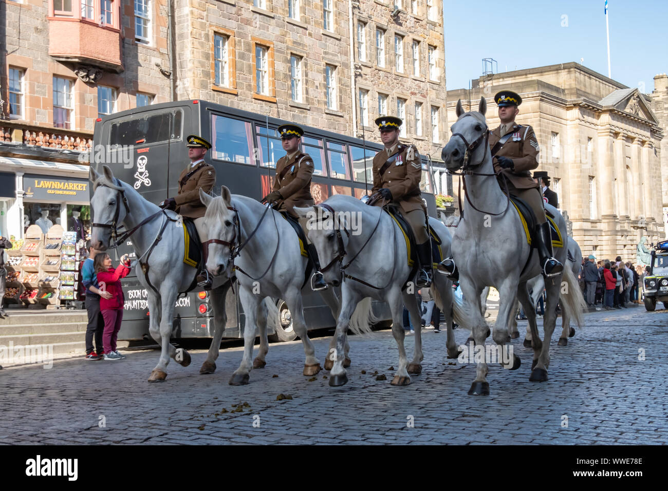 Edimburgo, Scozia, Regno Unito. 15 Settembre, 2019. La Edinburgh a cavallo delle Marche è stata costituita nel 2008 ed è un annuale rievocazione per commemorare il Randolph Murray's ritorno con l'antica coperta blu e la tragica notizia della sconfitta dell'esercito scozzese nella battaglia di Flodden nel 1513. La manifestazione include 300 cavalli e cavalieri in viaggio fino al Royal Mile a partire al Mercat Cross. Credito: Berretto Alamy/Live News Foto Stock