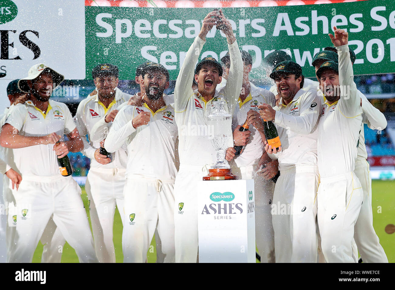 Australia Tim Paine solleva le ceneri durante il giorno quattro della quinta prova la corrispondenza alla Kia ovale, Londra. Foto Stock