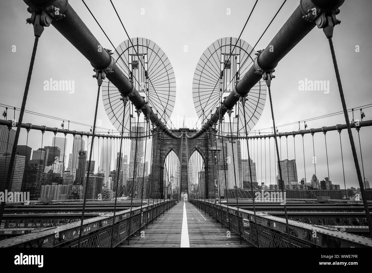 Ponte di Brooklyn con sfondo di Manhattan a New York City, Stati Uniti d'America Foto Stock