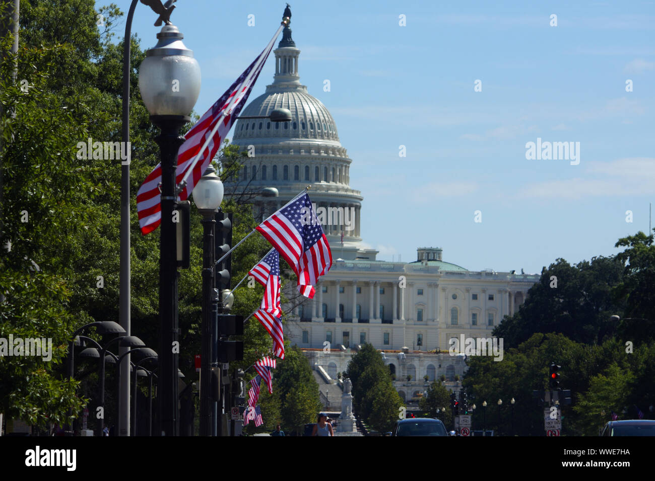 Washington, DC, Stati Uniti d'America. Xv Sep, 2019. Davanti a una casa la vigilanza e la riforma Comitato audizione su H.R. 51, l'"Washington DC atto di ammissione, '' e la sfilata di un corteo in sostegno di esso chiamato ''51 Star bandiera omaggio a c.c. Statualità, ' versioni modificate del noi bandiera con 51 stelle (righe di 9, 8, 9, 8, 9, 8) sono state poste in alto lungo parte della Pennsylvania Avenue nella capitale della nazione. Visto qui sono parecchi di tali indicatori con il Capitol Building in background. Credito: Evan Golub/ZUMA filo/Alamy Live News Foto Stock
