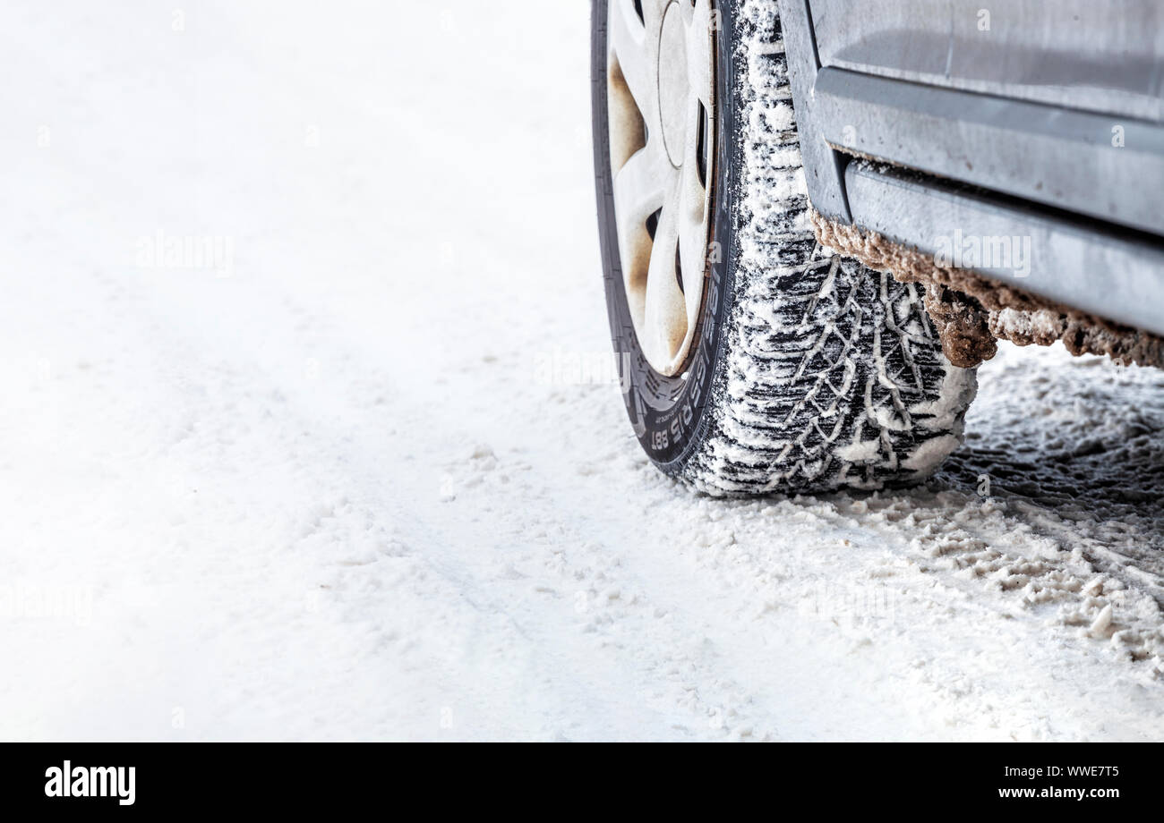 Pneumatico invernale sulla neve country road. Foto Stock