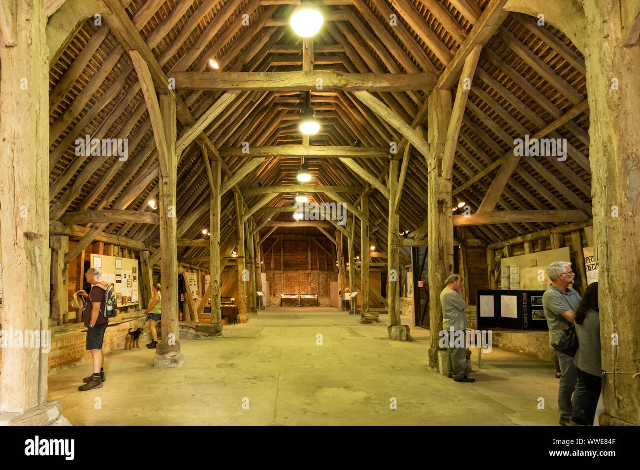 Interni dello storico grande granaio di Wanborough, il più antico edificio di legno in Surrey, Regno Unito, costruita dai monaci cistercensi nel 1388. Foto Stock