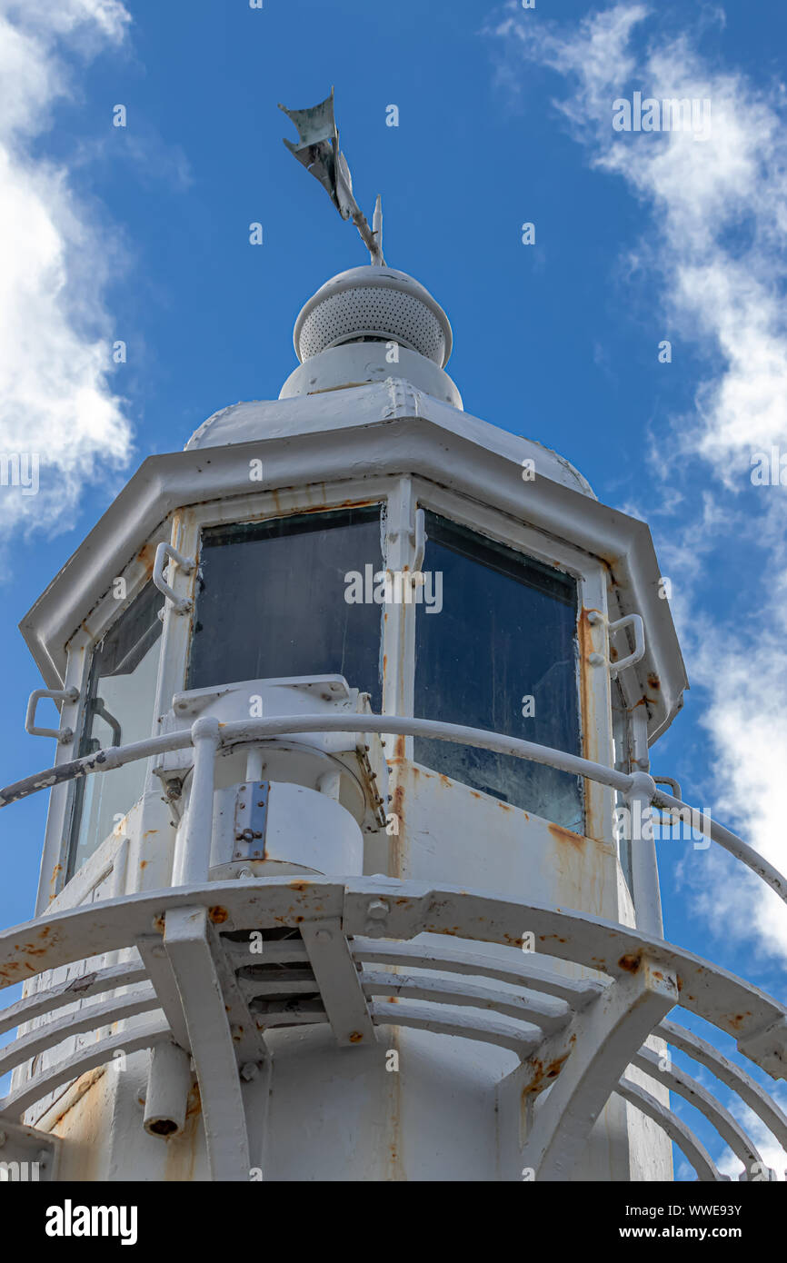 8 metri di altezza faro esagonale in Mevagissey ,Cornwall Regno Unito al sud frangiflutti protegge il piccolo porto Foto Stock