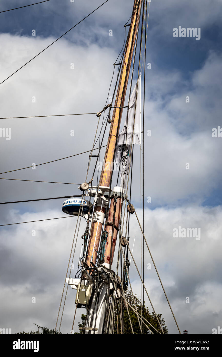 La birra /Rum barili ,il cannone e della nave e Rigging Old Ship in Charlestown Harbour,Cornwall Regno Unito Foto Stock